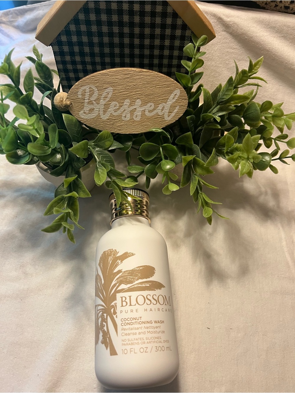Blossom Pure Haircare Coconut Conditioning Wash - White & Gold Bottle